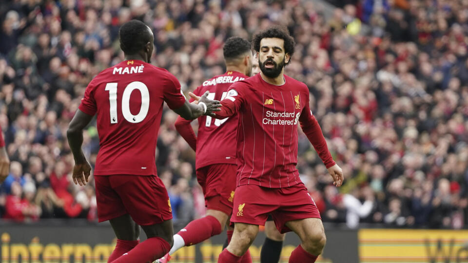 MIK 22 Liverpool - Hráč Liverpoolu Mohamed Salah (vpravo) oslavuje gól, vľavo je jeho spoluhráč Sadio Mane počas zápasu anglickej futbalovej Premier League Liverpool - Bournemouth na Anfield štadióne v anglickom Liverpoole 7. marca 2020. 

Liverpool's Mohamed Salah, right, celebrates with his teammate Sadio Mane after scoring his side's opening goal during the English Premier League soccer match between Liverpool and Bournemouth at Anfield stadium in Liverpool, England, Saturday, March 7, 2020. 