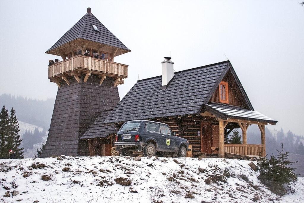 Z rozhľadne nad Bocou sa vám naskytne výhľad na snehom pokrytú dedinu, okolité lesy i panorámu Tatier.