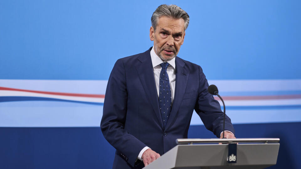 WA 44 Haag - Holandský premiér Dick Schoof počas tlačovej konferencie v Haagu v piatok 15. novembra 2024. Koaličné strany holandskej vlády odvrátili rozkol a vyriešili svoj spor týkajúci sa údajných rasistických výrokov členov vlády. Po dlhých hodinách krízových rozhovorov v Haagu premiér v piatok neskoro večer oznámil, že koalícia má v úmysle pokračovať v spoločnom vládnutí.
Politickú neistotu vyvolala v piatok rezignácia štátnej tajomníčky holandského ministerstva financií Nory Achahbarovej.