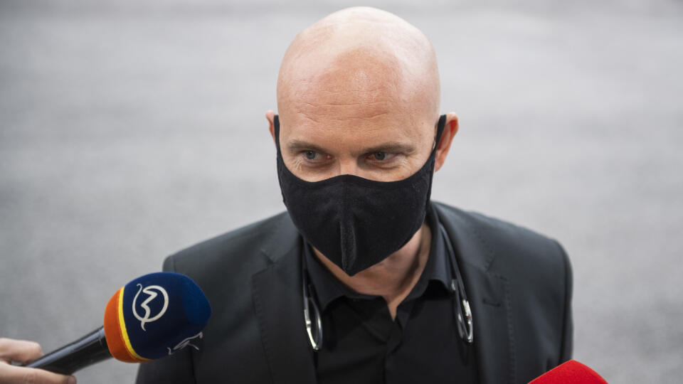 Na snímke minister školstva, vedy, výskumu a športu (MŠVVŠ) SR Branislav Gröhling (SaS) odpovedá na otázky novinárov počas príchodu na zasadnutie Ústredného krízového štábu v účelovom zariadení hotela Bôrik v Bratislave v pondelok 9. novembra 2020. FOTO TASR - Jaroslav Novák
