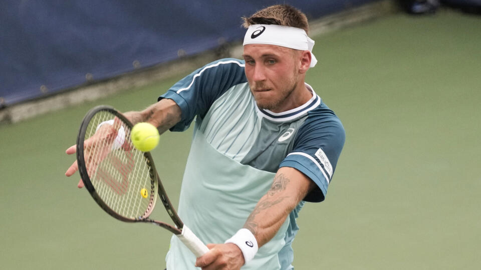 KK3 New York - Slovenský tenista Alex Molčan odvracia úder Bulharovi Grigorovi Dimitrovi v 1.kole grandslamového tenisového turnaja US Open v New Yorku 29. augusta 2023. FOTO TASR/AP
Alex Molcan, of Slovakia, returns a shot to Grigor Dimitrov, of Bulgaria, during the first round of the U.S. Open tennis championships, Tuesday, Aug. 29, 2023, in New York. (AP Photo/Charles Krupa)