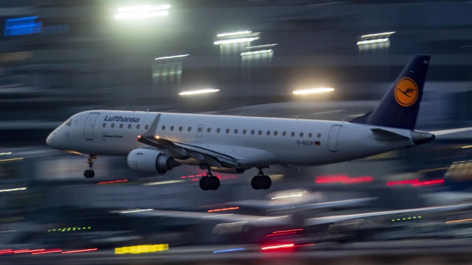WA 30 Frankfurt - Lietadlo nemeckej leteckej spoločnosti Lufthansa pristáva na letisku vo Frankfurte v stredu 16. septembra 2020. Lufthansa sa pripravuje na drastickejšie zníženie svojej globálnej flotily a počtu zamestnancov po tom, čo stratila nádej na oživenie letov v tomto roku. Najnovšie pravidlá, ktoré nútia cestujúcich ísť do karantény, majú katastrofálny vplyv na rezervácie, uviedol riaditeľ spoločnosti Carsten Spohr v utorok (15. 9.) na stretnutí so zamestnancami. Na október je oproti