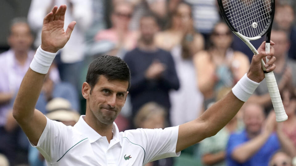 EBE 22 Londýn - Na snímke srbský tenista Novak Djokovič oslavuje postup do osemfinále grandslamového turnaja vo Wimbledone, keď v zápase 3. kola zdolal svojho krajana Miomira Kecmanoviča 6:0, 6:3, 6:4 v piatok 1. júla 2022. FOTO TASR/AP
Serbia's Novak Djokovic celebrates defeating Serbia's Miomir Kecmanovic in a men's singles match on day five of the Wimbledon tennis championships in London, Friday, July 1, 2022. (AP Photo/Alberto Pezzali)
