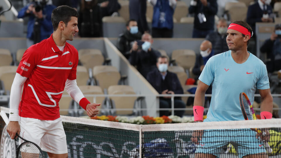 KK53 Paríž - Španielsky tenista Rafael Nadal (vpravo) a srbský tenista Novak Djokovič pred finále mužskej dvojhry na grandslamovom turnaji Roland Garros 11. októbra 2020 v Paríži. FOTO TASR/AP
Serbia's Novak Djokovic, left, and Spain's Rafael Nadal look at each other as they pose for images prior to the final match of the French Open tennis tournament at the Roland Garros stadium in Paris, France, Sunday, Oct. 11, 2020. (AP Photo/Michel Euler)