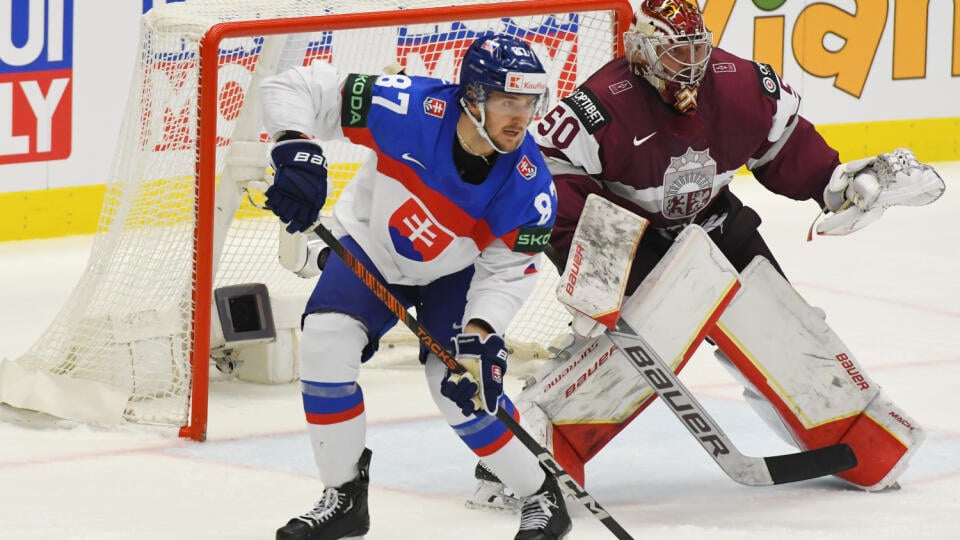 Na snímke zľava Pavol Regenda (Slovensko) a brankár Kristers Gudlevskis (Lotyšsko) počas zápasu B-skupiny Slovensko - Lotyšsko na 87. majstrovstvách sveta v ľadovom hokeji 2024 v Ostrave 19. mája 2024. FOTO TASR - Michal Runák

