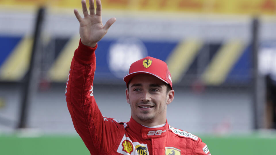 Monačan Charles Leclerc na Ferrari sa stal víťazom sobotnej kvalifikácie na Veľkú cenu Ruska F1.