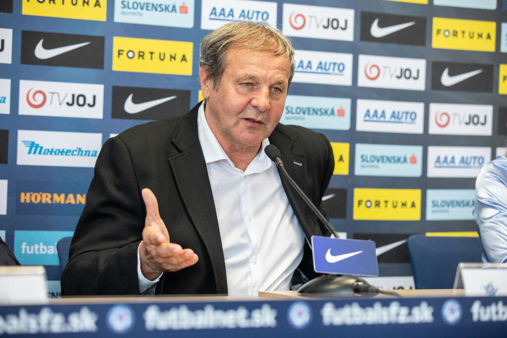 "Tréning na druhý deň bol o desiatej, stretol som sa pred ním s Martinom Škrtelom a Marekom Hamšíkom, obaja boli prekvapení. Vyskúšal som teda, či sú tí siedmi chlapi a priznajú sa. Zhodnotil som zápas a povedal som pred kabínou, že sedem hráčov bolo vonku a je to problém. Pozrel som sa každému do očí."