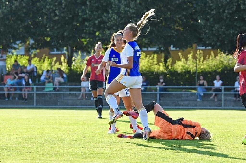 Sexi Ana Maria Markovič sa okrem futbalu živí aj modelingom. Určite sa v ňom nestratí.