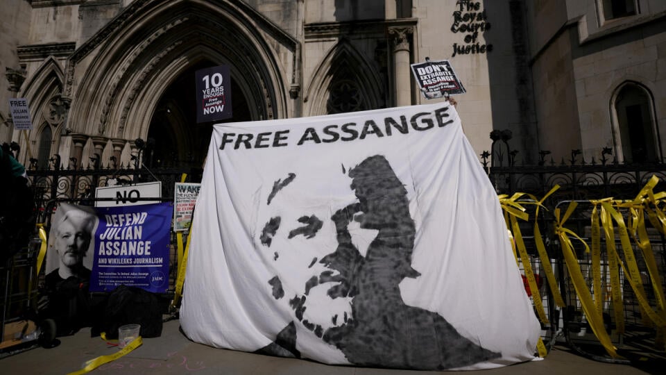 WA 36 Londýn - Podporovatelia zakladateľa portálu WikiLeaks Juliana Assangea držia transparent s jeho podobizňou počas prvého pojednávania v kauze odvolania voči jeho vydaniu do USA pred britským najvyšším súdom v Londýne v stredu 11. augusta 2021. FOTO TASR/AP
Supporters of WikiLeaks founder Julian Assange hold up a banner as they protest, during the first hearing in the Julian Assange extradition appeal, at the High Court in London, Wednesday, Aug. 11, 2021. Britain's High Court has granted