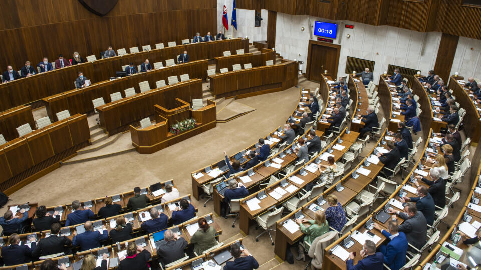 Poslanci Národnej rady (NR) SR nebudú v stredu mimoriadne rokovať o návrhu opozičného Smeru-SD, aby parlament schválil uznesenie o vyhlásení referenda. Smer-SD inicioval mimoriadnu schôdzu k tejto téme, no plénum neschválilo jej program. Schôdza sa teda skončila. Na snímke rokovacia sála parlamentu počas hlasovania 2. decembra 2020 v Bratislave. FOTO TASR - Jakub Kotian