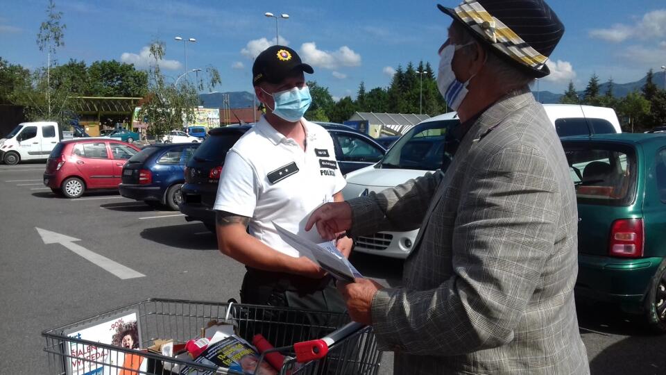 Už cez víkend polícia spustila kontroly nákupných centier a obchodov.