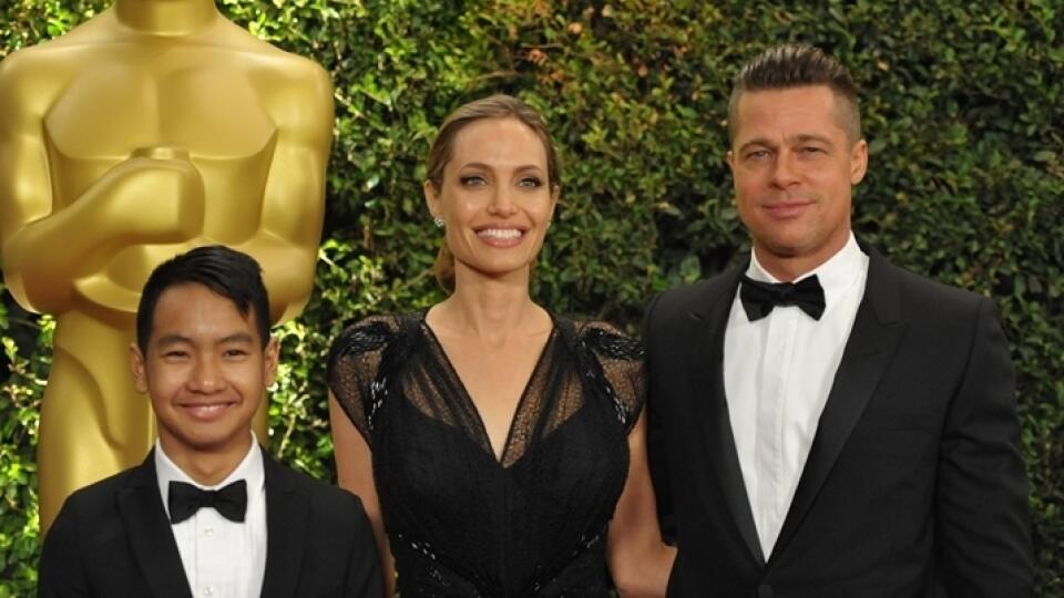 Americká herečka Angelina Jolieová, syn Maddox Jolie-Pitt a Brad Pitt.