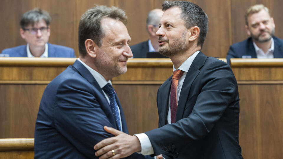 Na snímke zľava minister pôdohospodárstva a rozvoja vidieka SR Samuel Vlčan (nominant OĽaNO) a predseda vlády SR Eduard Heger (OĽaNO). FOTO TASR - Jaroslav Novák