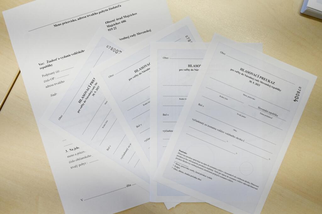 Obce a mestá začnú vydávať hlasovacie preukazy pre voľby do Národnej rady SR 2023 od stredy 16. augusta 2023. Lehota vyplýva zo zákona o podmienkach výkonu volebného práva. Na základe hlasovacieho preukazu môže volič hlasovať v sobotu 30. septembra 2023 v ľubovoľnej volebnej miestnosti na Slovensku. Na snímke hlasovacie preukazy na obecnom úrade v Majcichove v stredu 16. augusta 2023. FOTO TASR - Lukáš Grinaj