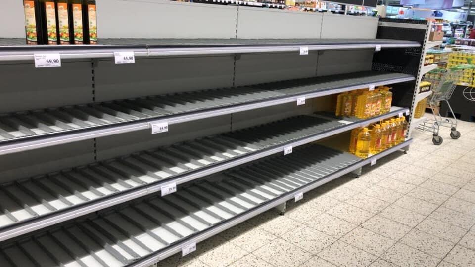 Vypredané regále v obchodoch.