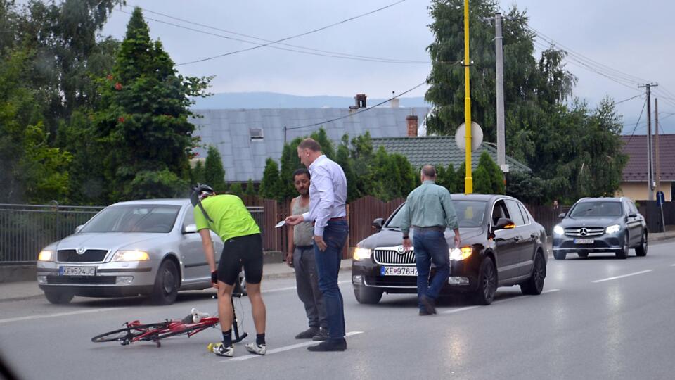 Na majákoch: Generálny riaditeľ východoslovenských vodární Stanislav Hreha so svojím vodičom sa k miestu nehody cyklistu prirútil s modrými majákmi.