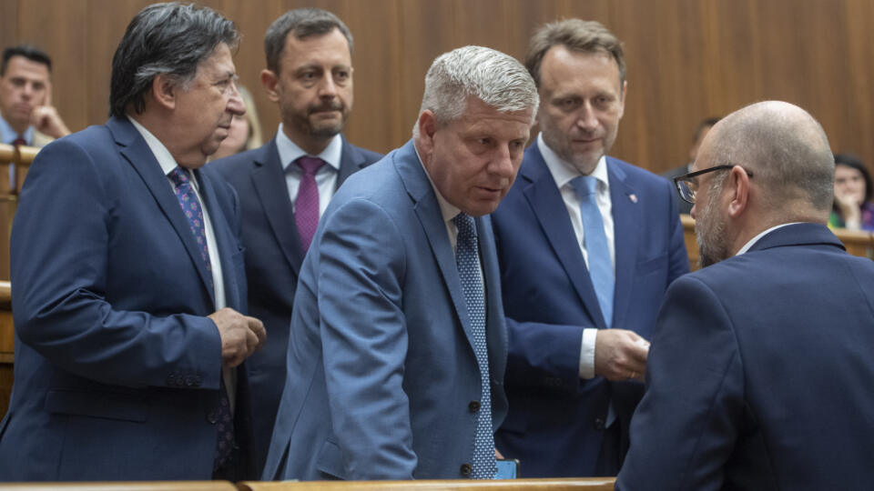 Na snímke zľava minister životného prostredia SR Ján Budaj (OĽaNO), premiér SR Eduard Heger (OĽaNO), minister zdravotníctva SR Vladimír Lengvarský (nominant OĽaNO), minister pôdohospodárstva a vidieka SR Samuel Vlčan (nominant OĽaNO) a minister hospodárstva SR Richard Sulík (SaS) počas 66. schôdze Národnej rady SR 28. júna 2022 v Bratislave. FOTO TASR - Martin Baumann