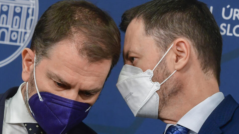Na snímke vpravo premiér SR a bývalý minister financií Eduard Heger a vľavo podpredseda vlády SR a minister financií SR Igor Matovič (obaja OĽaNO). FOTO TASR - Martin Baumann