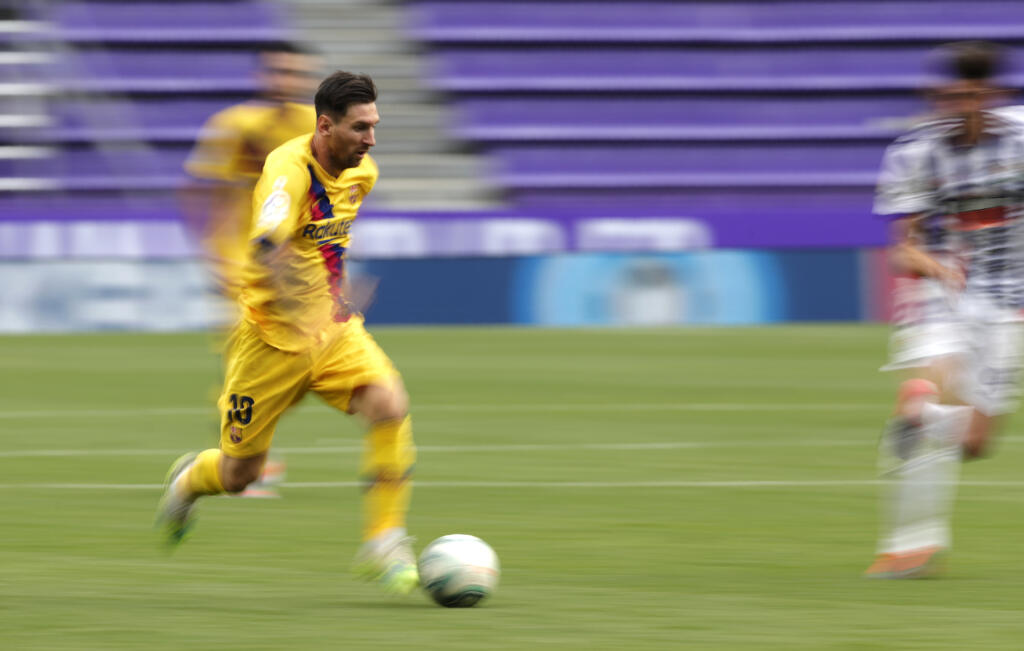 WA 9 archív Valladolid - Na archívnej snímke z 11. júla 2020 futbalista FC Barcelona Lionel Messi počas zápasu španielskej La Ligy Valladolid - FC Barcelona na štadiónre Josého Zorrillu vo Valladolide. Špekulácie o prestupe o príchode Lionela Messiho do talianskeho futbalového klubu Inter Miláno stále neutíchajú. Podľa periodika Daily Mail vedenie účastníka Serie A pripravilo pre Argentínčana lukratívnu ponuku.Kým médiá pravidelne informujú o záujme Interu o Messiho, tréner Milánčanov Antonio Co