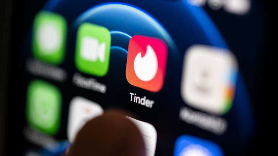 KK30 archív Stuttgart - Na archívnej snímke z 2. septembra 2022 logo aplikácie Tinder na smartfóne. Spoločnosť Match Group, ktorá vlastní zoznamovaciu aplikáciu Tinder, oznámila, že sa do konca júna 2023 stiahne z ruského trhu. Svoje rozhodnutie zdôvodnila potrebou ochrany ľudských práv. FOTO TASR/DPA
ARCHIV - 02.09.2022, Baden-Württemberg, Stuttgart: Ein Finger bedient ein Smartphone auf dem unter anderen die App von Tinder installiert ist. Tinder und andere Dating-Plattformen des US-Konzerns M