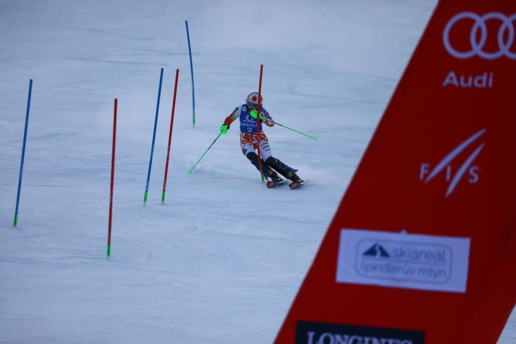 Petra Vlhová figurovala po odjazdení elity 1. kola nedeľňajšieho slalomu Svetového pohára na 6. mieste. Zaostávala za vedúcou Američankou Mikaelou Shiffrinovou o 1,54 sekundy.