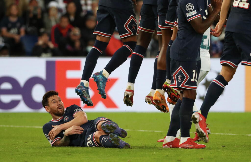 Lionel Messi si proti Manchestru City ľahol do múru pri priamom kope súpera. Pre mnohých najlepší futbalista na svete sa tak ocitol v netradičnej pozícii.