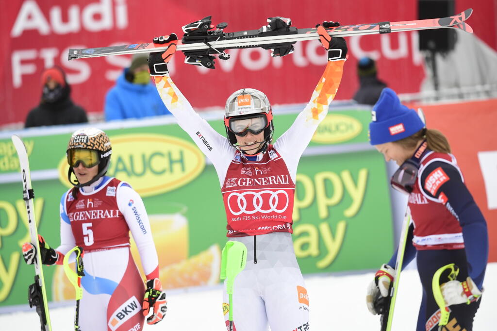 Na snímke uprostred slovenská lyžiarka Petra Vlhová oslavuje víťazstvo v slalome žien Svetového pohára v alpskom lyžovaní v slovinskej Kranjskej Gore 9. januára 2022.