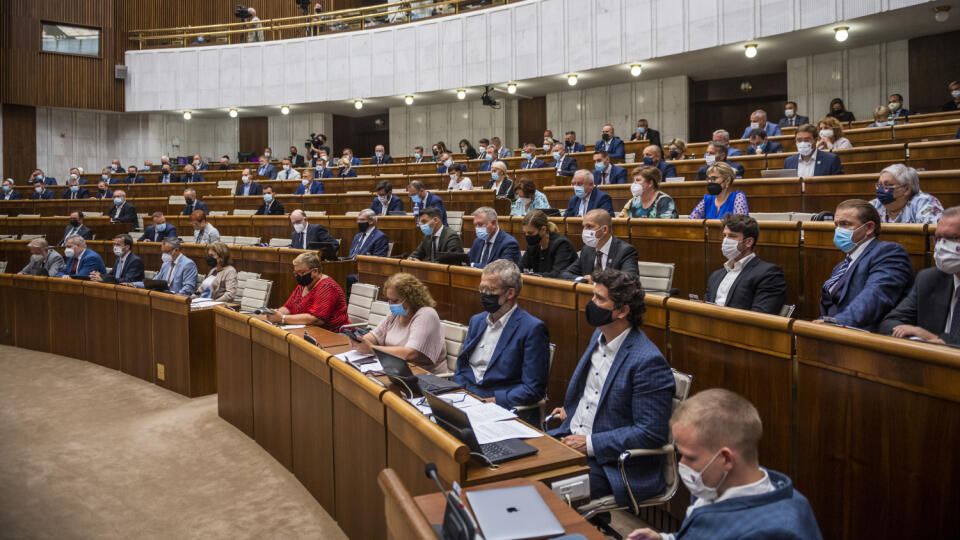 Poslanci Národnej rady (NR) SR sa zídu opäť v utorok (14. 12.) o 14.00 h. Venovať by sa mali vládnym novelám, o ktorých rokujú v skrátenom legislatívnom konaní.