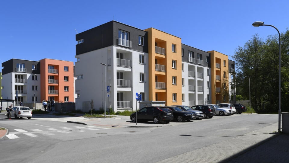 Na snímke bytovka na Bajkalskej ulici č. 50 v Prešove vo štvrtok 19. mája 2022. Prvých 10 mestských nájomných bytov na Bajkalskej ulici v Prešove odovzdali nájomníkom za prítomnosti primátorky mesta Prešov Andrey Turčanovej. FOTO TASR – Milan Kapusta