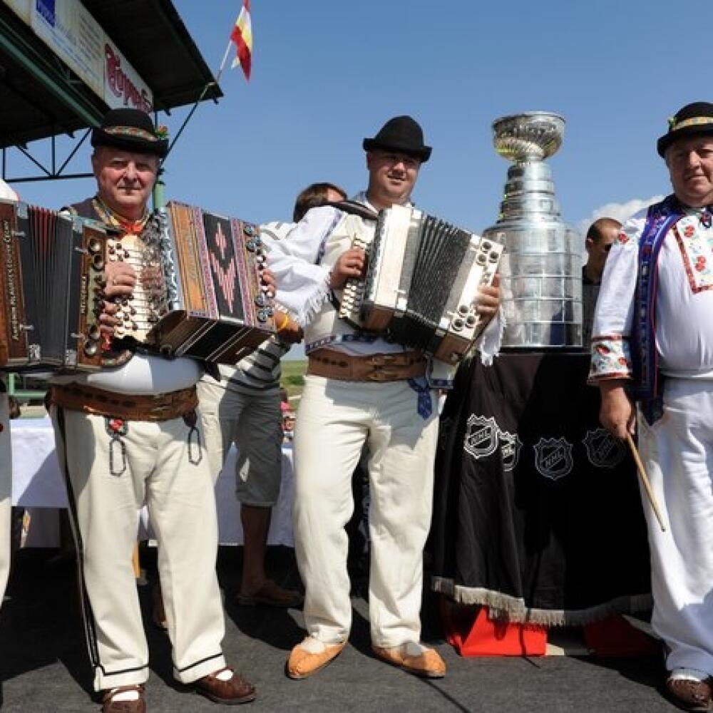 Slovenský hokejista Miroslav Šatan priviezol 28.augusta 2009 Stanleyho pohár do rodnej obce Jacovce pri Topo¾èanoch. Na snímke muzikanti sa fotografujú s pohárom. FOTO TASR - Radovan Stoklasa