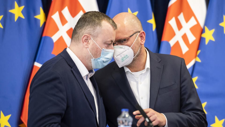 Na snímke zľava minister práce, sociálnych vecí a rodiny SR Milan Krajniak (Sme rodina) a minister hospodárstva SR a prvý podpredseda vlády pre ekonomiku SR Richard Sulík (SaS) počas tlačovej konferencie k rozšíreniu kompenzačnej pomoci štátu po 9. rokovaní vlády SR v Bratislave 9. apríla 2020. FOTO TASR - Jaroslav Novák