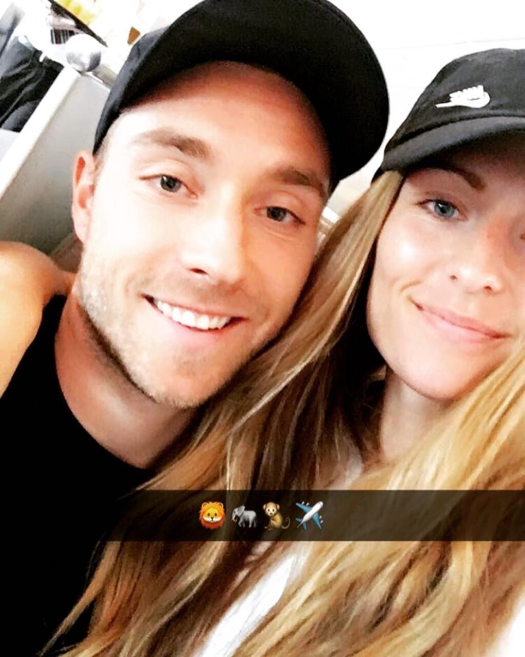 Dánsky futbalista Christian Eriksen a jeho priateľka Sabrina tvoria pár už takmer 10 rokov. Manželmi sú od roku 2018 a majú spolu dve deti.