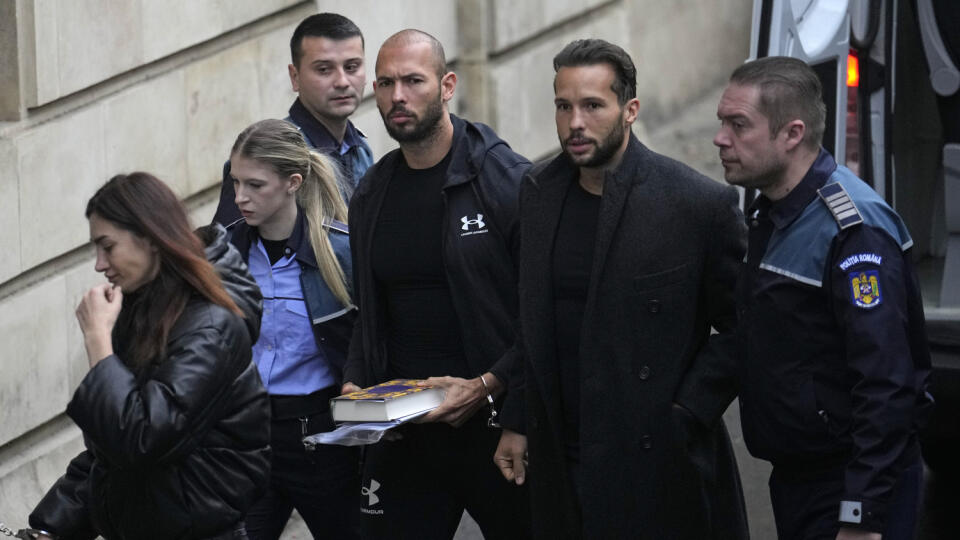 WA 11 Bukurešť - Bývalý americko-britský profesionálny kickboxer a kontroverzný influencer Andrew Tate (tretí sprava) a jeho brat Tristan Tate (druhý sprava) prichádzajú v sprievode policajtov do budovy súdu v Bukurešti v utorok 10. januára 2022. Rumunský súd rozhodne o odvolaní Andrewa Tatea, ktorého zatkli za údajné obchodovanie s ľuďmi, znásilnenie a založenie zločineckej skupiny. Bratia Tateovci a dvaja Rumuni údajne pašovali, najímali a zneužívali ženy tým, že ich nútili k výrobe pornografi