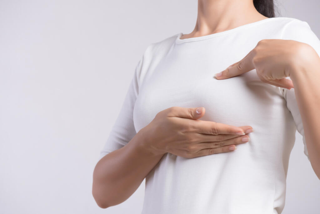 Práve tento úkon najmä v období menopauzy, kedy dochádza k veľkým hormonálnym zmenám, je potrebné absolvovať na mesačnej báze. Samovyšetrenie prsníkov pohmatom vie včasne odhaliť rakovinu prsníkov. Načakajte na preventívnu prehliadku u gynekológa a zaraďte si túto aktivitu do harmonogramu teraz, radí gynekológ.