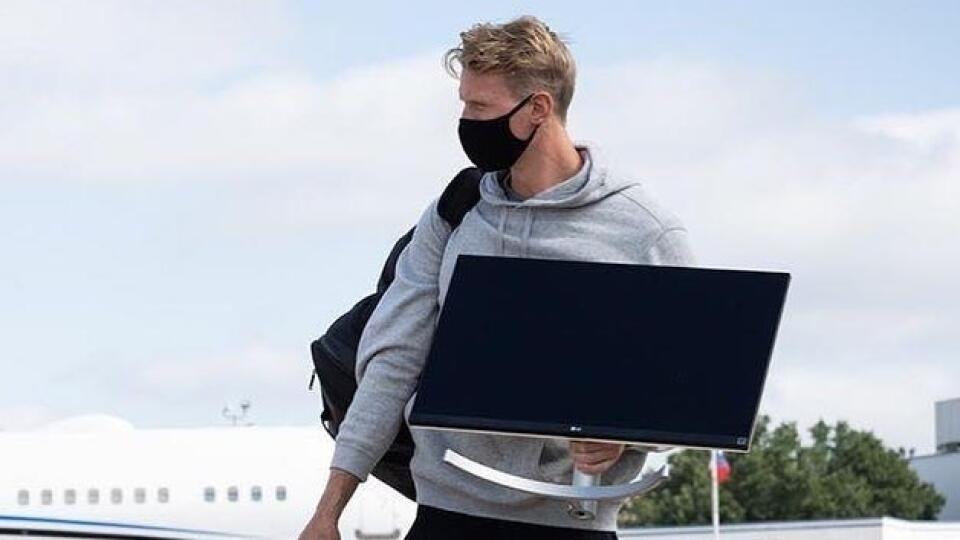 John Klingberg si priniesol monitor na hranie videohier.