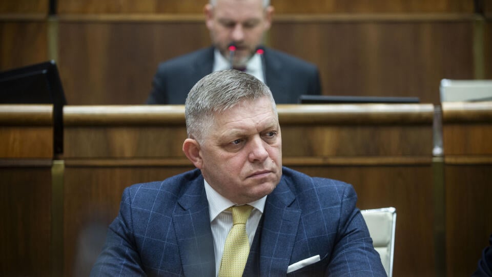 Na snímke dole vpredu predseda vlády SR Robert Fico (Smer-SD) a hore predseda parlamentu Peter Pellegrini (Hlas-SD) počas schôdze Národnej Rady SR, kde sa ho opozícia pokúsila odvolať 29. novembra 2023 v Bratislave. Minister vnútra Matúš Šutaj Eštok (Hlas-SD) ostáva vo funkcii. Za návrh na vyslovenie nedôvery ministrovi hlasovalo v stredu len 61 poslancov Národnej rady (NR) SR zo 136 prítomných. Na odvolanie bolo potrebných 76 hlasov. FOTO TASR - Jakub Kotian