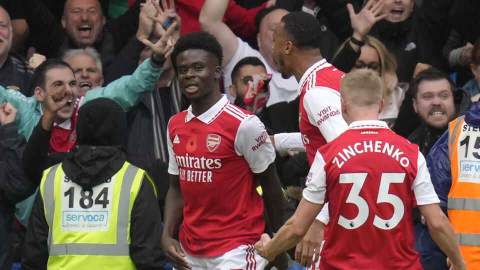 WA 46 Londýn - Futbalista Arsenalu Londýn Bukayo Saka (uprostred) sa teší po strelení gólu v zápase 15. kola anglickej Premier League FC Chelsea - FC Arsenal v Londýne v nedeľu 6. novembra 2022. FOTO TASR/AP
Arsenal's Bukayo Saka, centre, celebrates with teammates after scoring the opening goal during the English Premier League soccer match between Chelsea and Arsenal at Stamford Bridge Stadium in London, Sunday, Nov. 6, 2022. (AP Photo/Kirsty Wigglesworth)