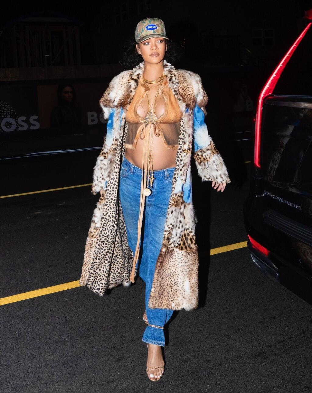 Rihanna momentálne čaká bábätko, no ani to ju nezastaví v mimoriadne odvážnych outfitoch, v ktorých často šokuje a ukáže viac, ako by mala.