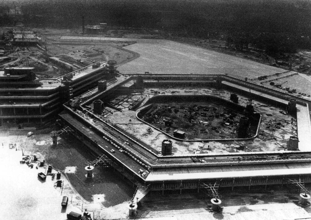 WA 11 archív Berlín - Na archívnej snímke z 21. septembra 1972 stavebné práce na novej budove terminálu na berlínskom letiskuTegel. Nový terminál slávnostne otvorili 23. októbra 1974. Berlínske letisko Tegel sa zrejme stane 
