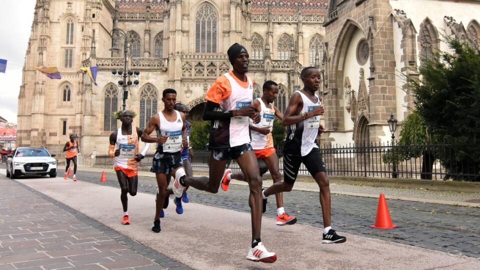 96. ročník Medzinárodného maratónu mieru v Košiciach 6. októbra 2019. Na snímke vedúca skupinka afrických bežcov v centre mesta.
