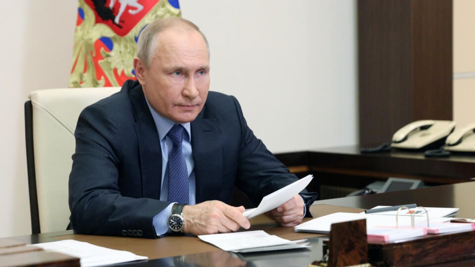 EBE 39 Moskva - Na snímke ruský prezident Vladimir Putin počas videokonferencie s vládnymi úradníkmi v rezidencii Novo-Ogarjovo neďaleko Moskvy vo štvrtok 20. mája 2021.
Putin vyhlásil, že niektorí zahraniční nepriatelia Ruska snívajú o tom, že sa zmocnia častí jeho rozsiahleho územia. Varoval ich však, že Moskva im