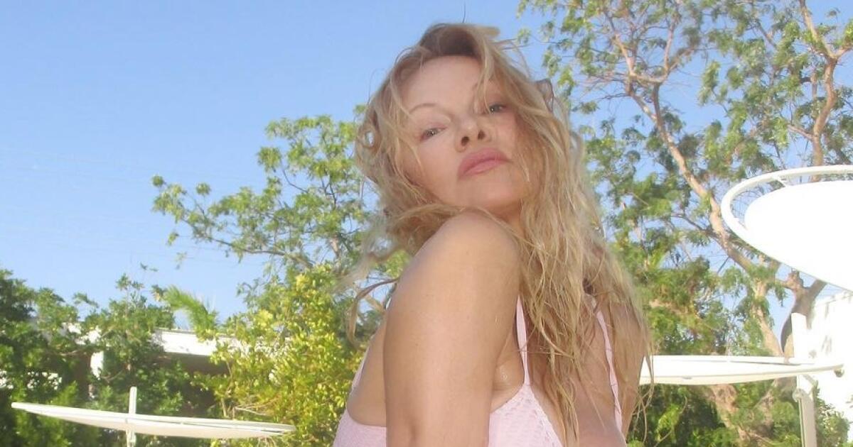 Pamela Anderson dans la nouvelle collection de maillots de bain : Plus sexy que jamais