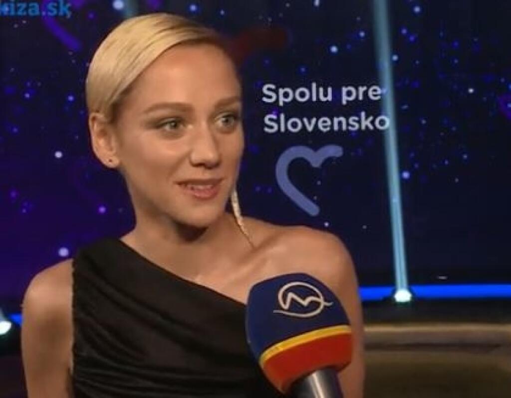 Jún 2020: Speváčka Emma Drobná zvolila krátky účes.