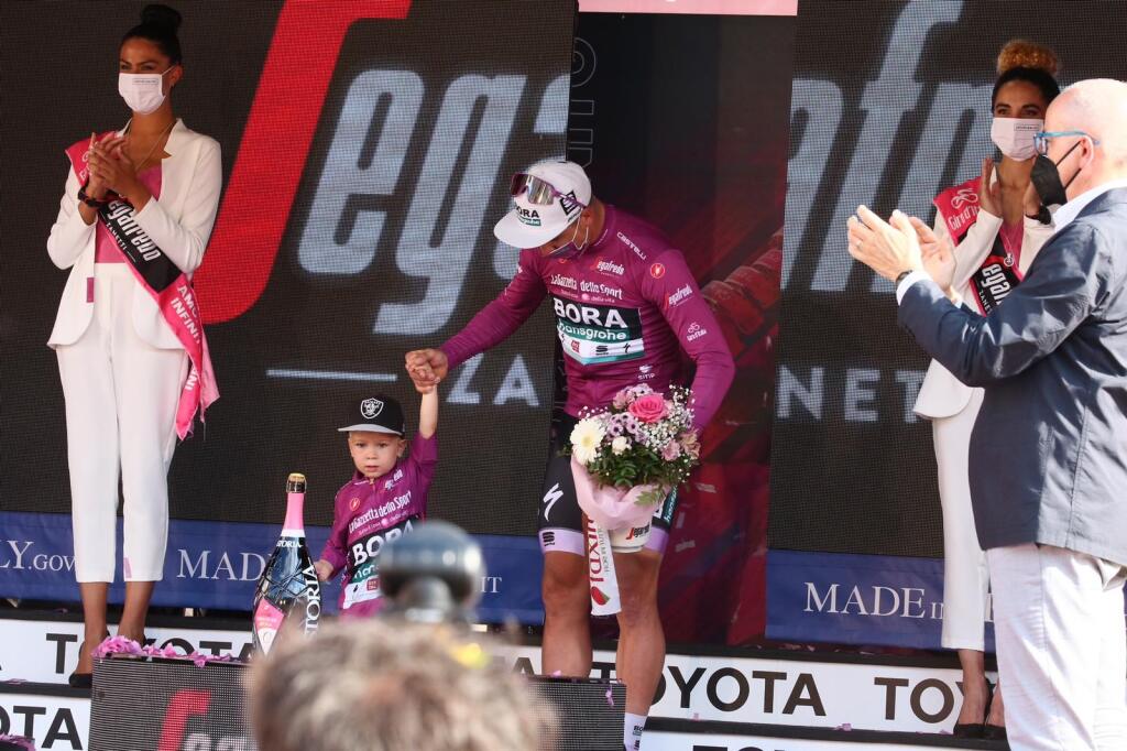 Saganov syn nechýbal ani na Giro d'Italia, kde jeho otec získal cyklámenový dres.