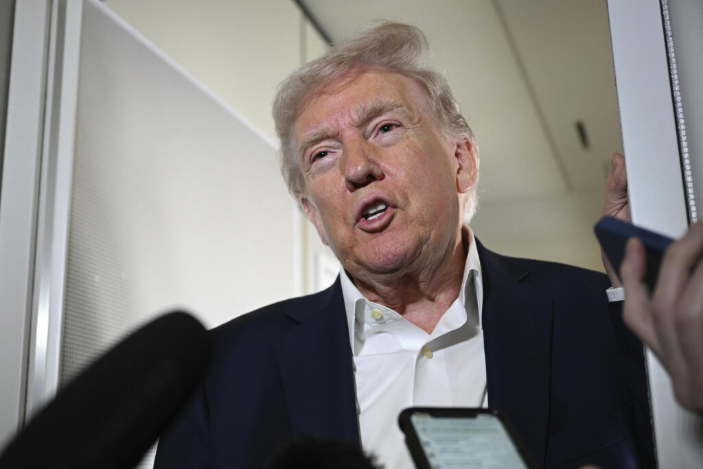 AZ8 - Na snímke prezident USA Donald Trump na palube lietadla odpovedá na otázky reportérov počas cesty do West Palm Beach v americkom štáte Florida 11. apríla 2025. Trump v piatok neskoro večer vyhlásil, že sa cíti „vo veľmi dobrej kondícii“ po tom, čo absolvoval svoju prvú zdravotnú prehliadku od návratu do prezidentského úradu. FOTO TASR/AP 

President Donald Trump talks to reporters on board Air Force One on the way to Palm Beach International Airport, in West Palm Beach, Fla., Friday, April