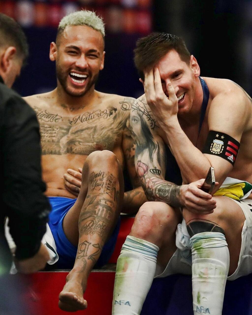 V útrobách štadióna sa usmial nakoniec aj Neymar pritom, ako sa rozprával so svojim dobrým priateľom