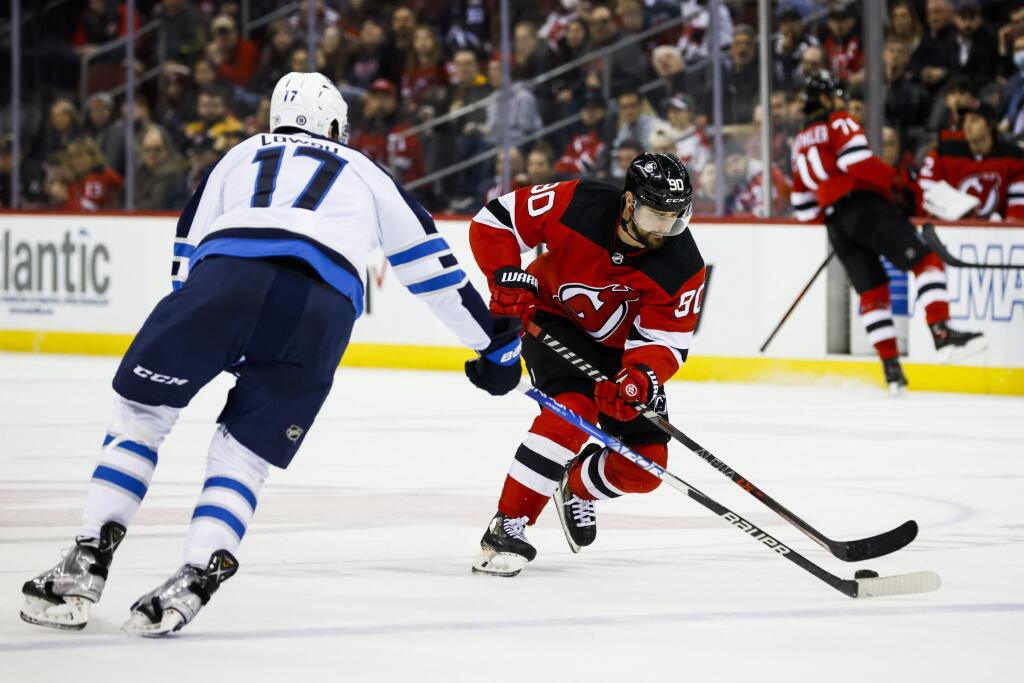 Rodák z Ilavy Tomáš Tatar podpísal uplynulé leto dvojročný kontrakt s New Jersey Devils, ktorý mu za sezónu prinesie 4,5 milióna dolárov (4,3 mil. eur). „Trťo“ je tak druhý najlepšie zarábajúci športovec zo Slovenska.