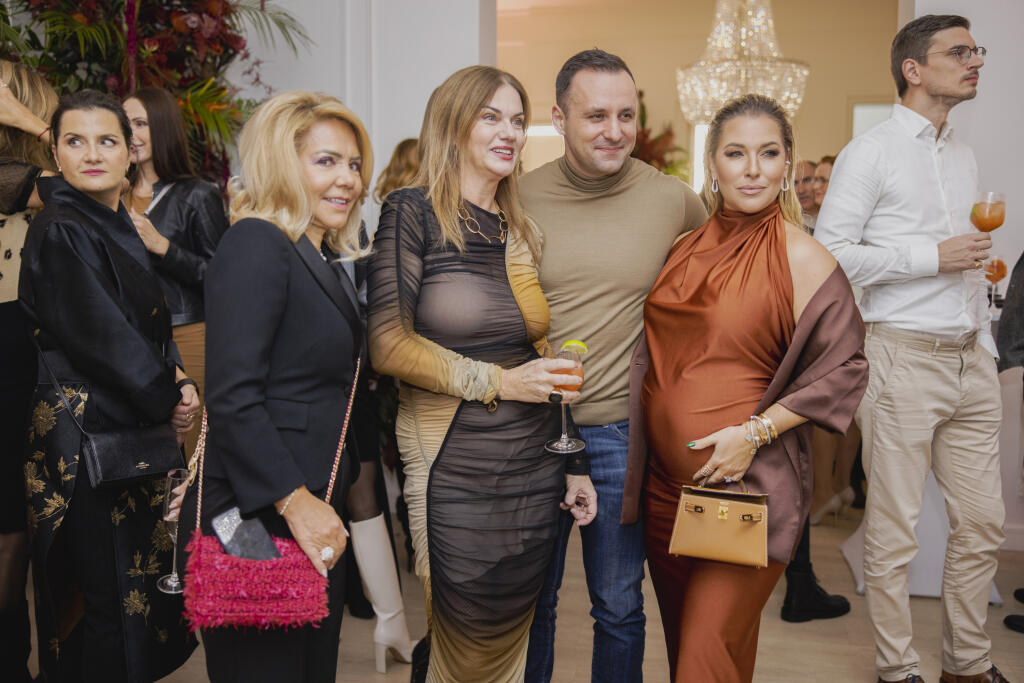 Na snímke Katarína Cibulková, Dominika Navara Cibulková a Monika Beňová s Ľubomírom Klčom.