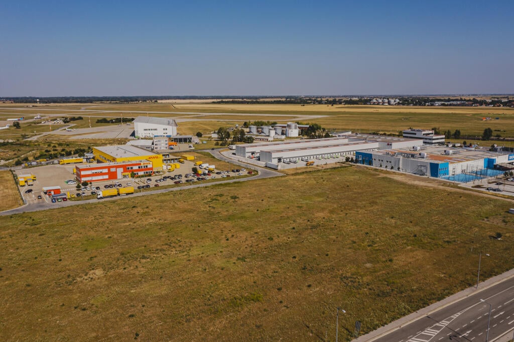 Pozemok, na ktorom vznikne jedna z hál logistického parku GLP. V pozadí zľava doprava je vidieť areál bratislavského letiska, terminál DHL, depo DPD, obchody Decathlon a Segum.