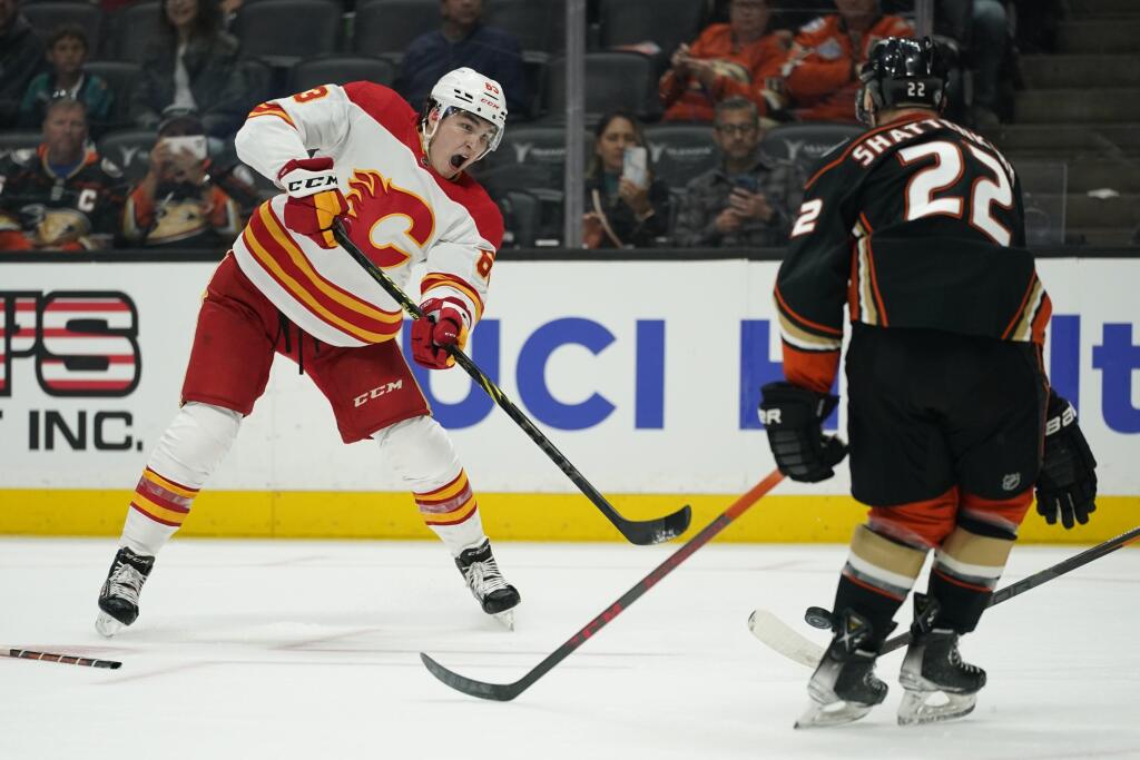 Adam Ružička v drese Calgary Flames.